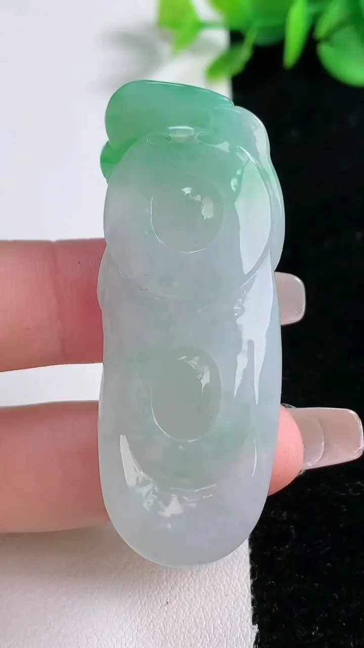 天然A货翡翠逍遥佛公吊坠，尺寸54.6-20.5-9.6，重量:20.00g
12月30日