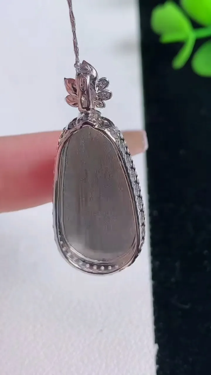 天然A货翡翠18K金紫罗兰福豆吊坠，尺寸36.4-15.3-8.9，25-12.6重量:6.49g
12月30日