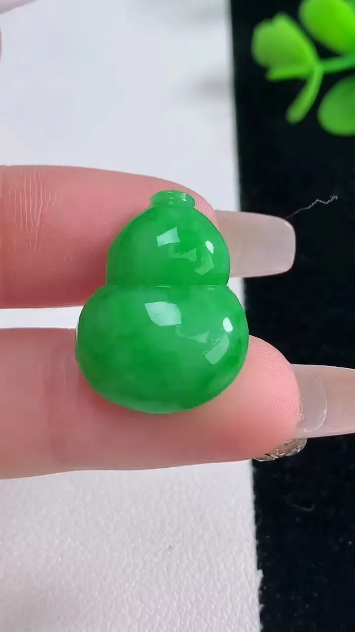 天然A货翡翠葫芦镶嵌件，尺寸23-17-5.7，重量:3.95g
12月30日
