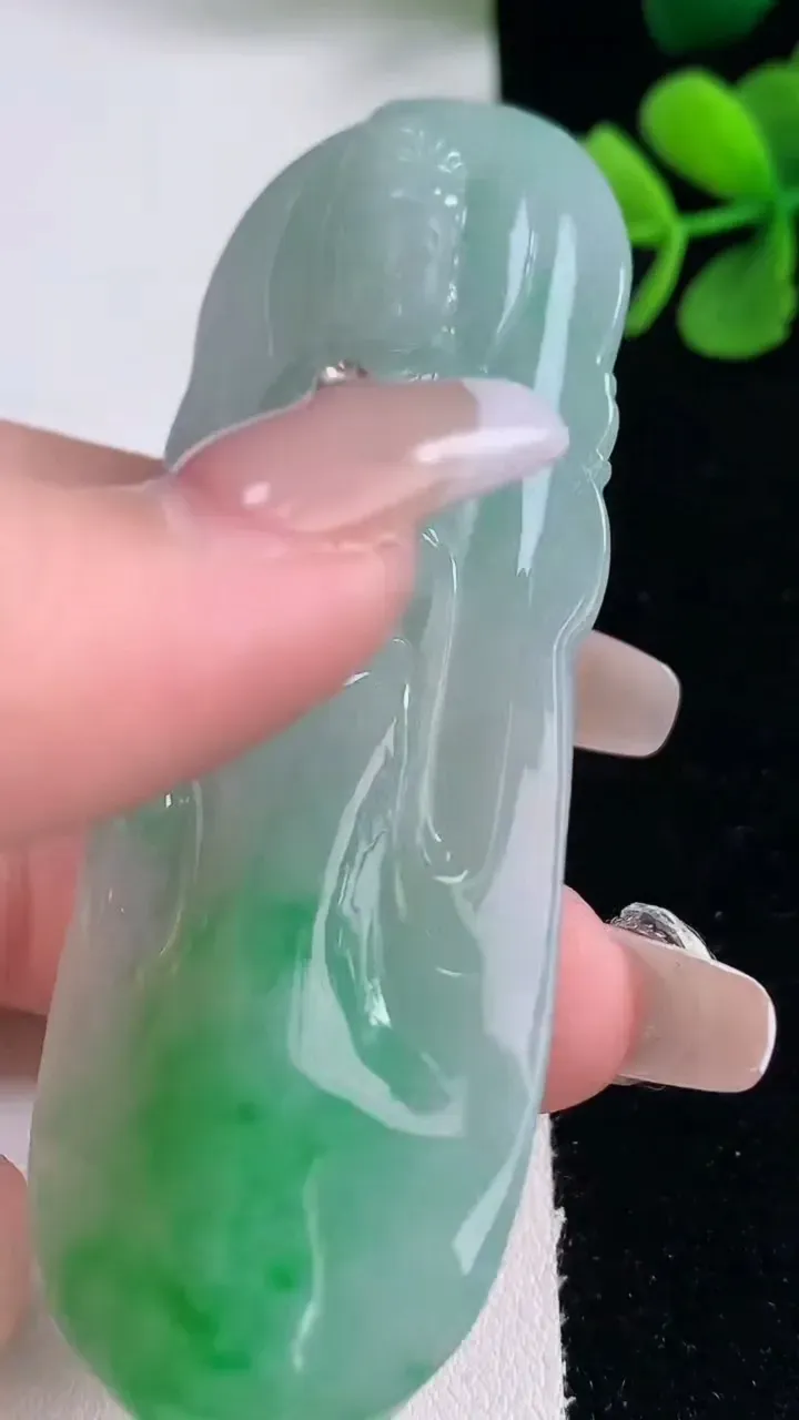 天然A货翡翠观音菩萨吊坠，尺寸81-29.6-12.3，重量:51.63g
12月30日