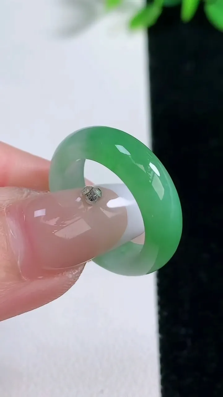天然A货翡翠指环戒指，尺寸16-5.4-2.9，重量:3.30g2025年12月30日
工厂直销收藏