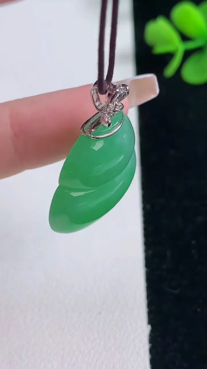 天然A货翡翠葫芦吊坠，尺寸23.2-23.7-7.7，重量:8.12g
12月30日