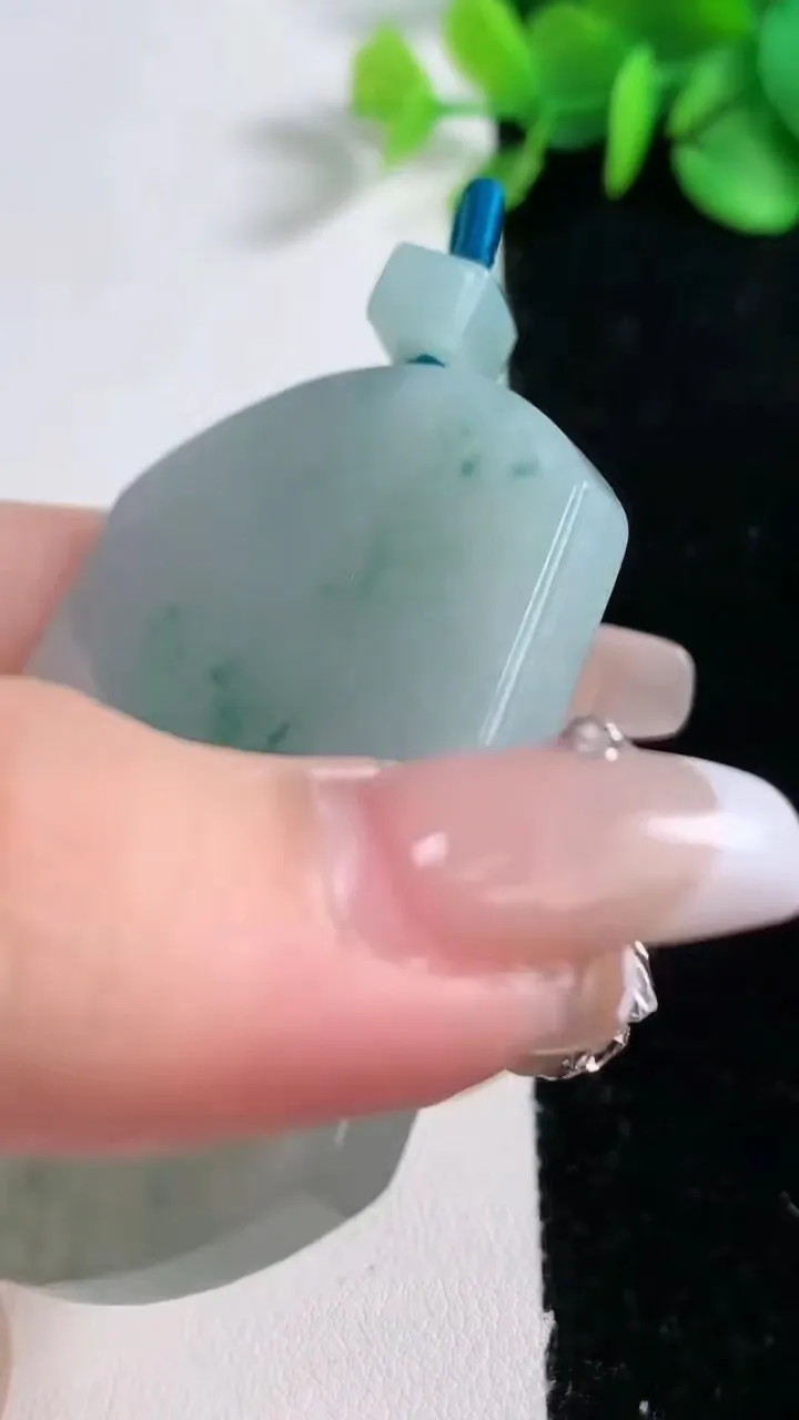 天然A货翡翠飘花无事牌吊坠，尺寸53.6-42-5，重量:35.05g
12月30日