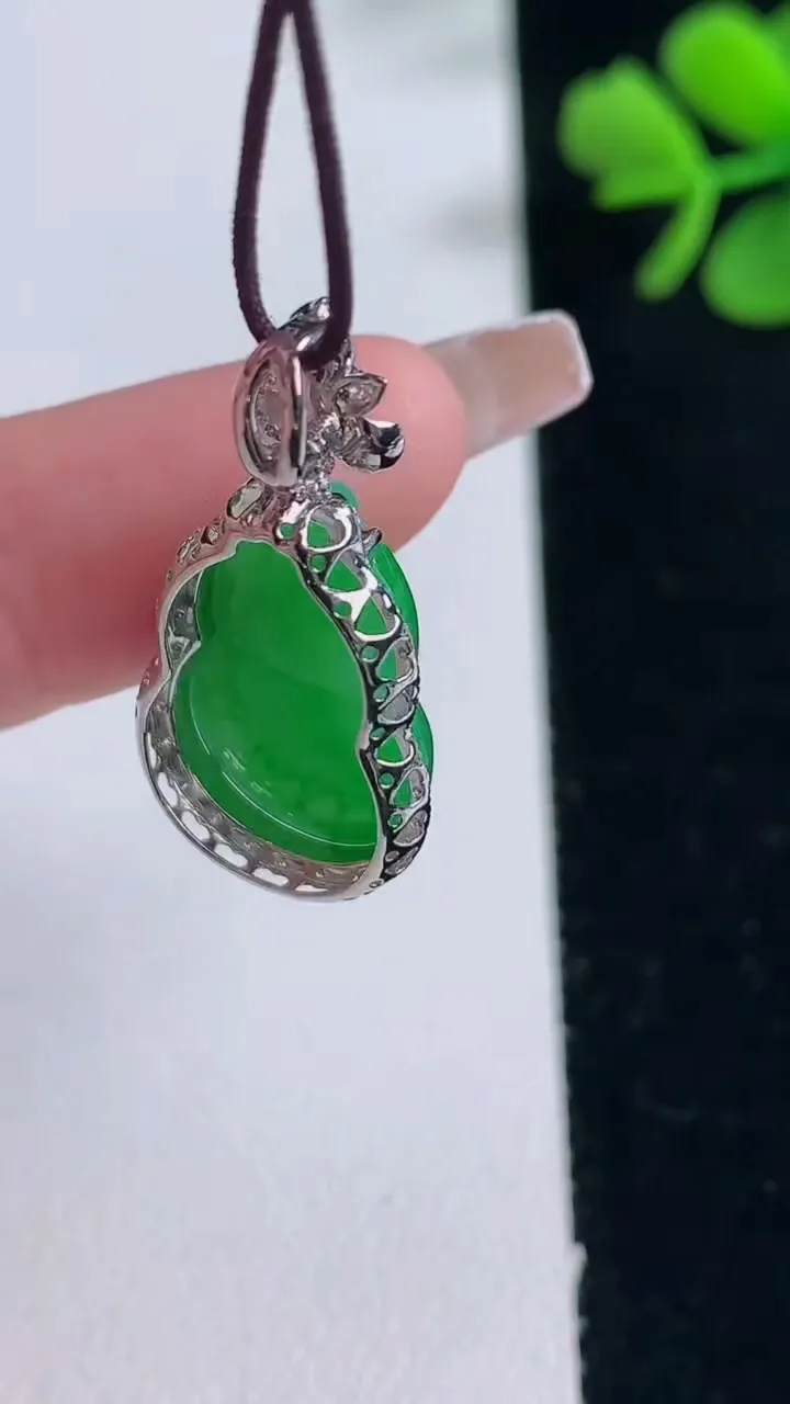 天然A货翡翠葫芦吊坠，尺寸27.6-13.8-7.6，裸石18.2-12重量:3.08g
12月30日