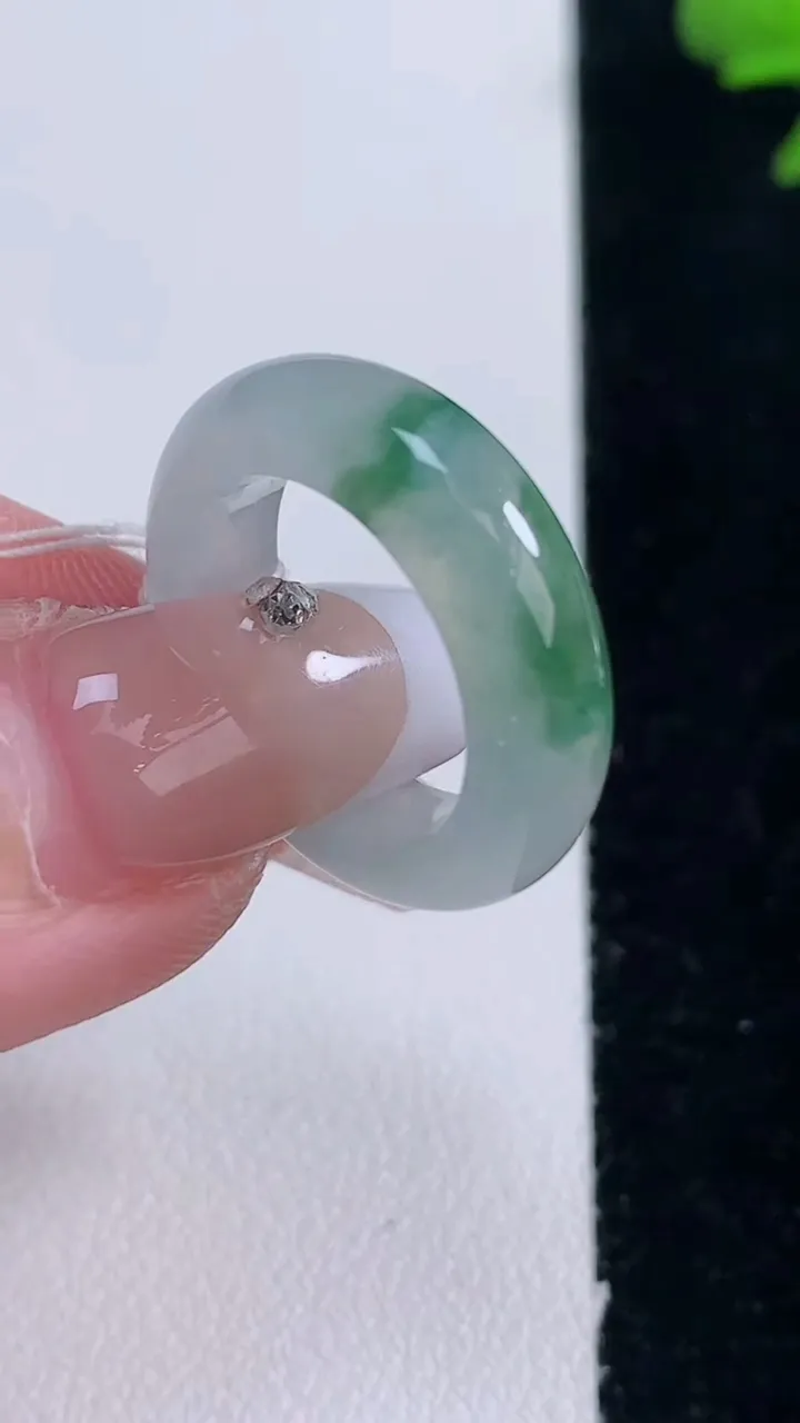 天然A货翡翠冰种飘花指环戒指，尺寸15.5-5.6-3.6，重量:4.15g2025年12月30日
