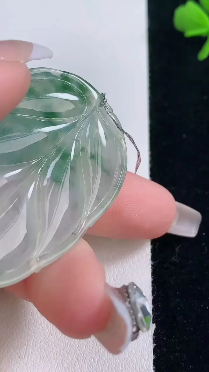 天然A货翡翠冰种飘花金枝玉叶 叶子吊坠，尺寸46.6-31.5-5.1，重量:15.91g
12月30日