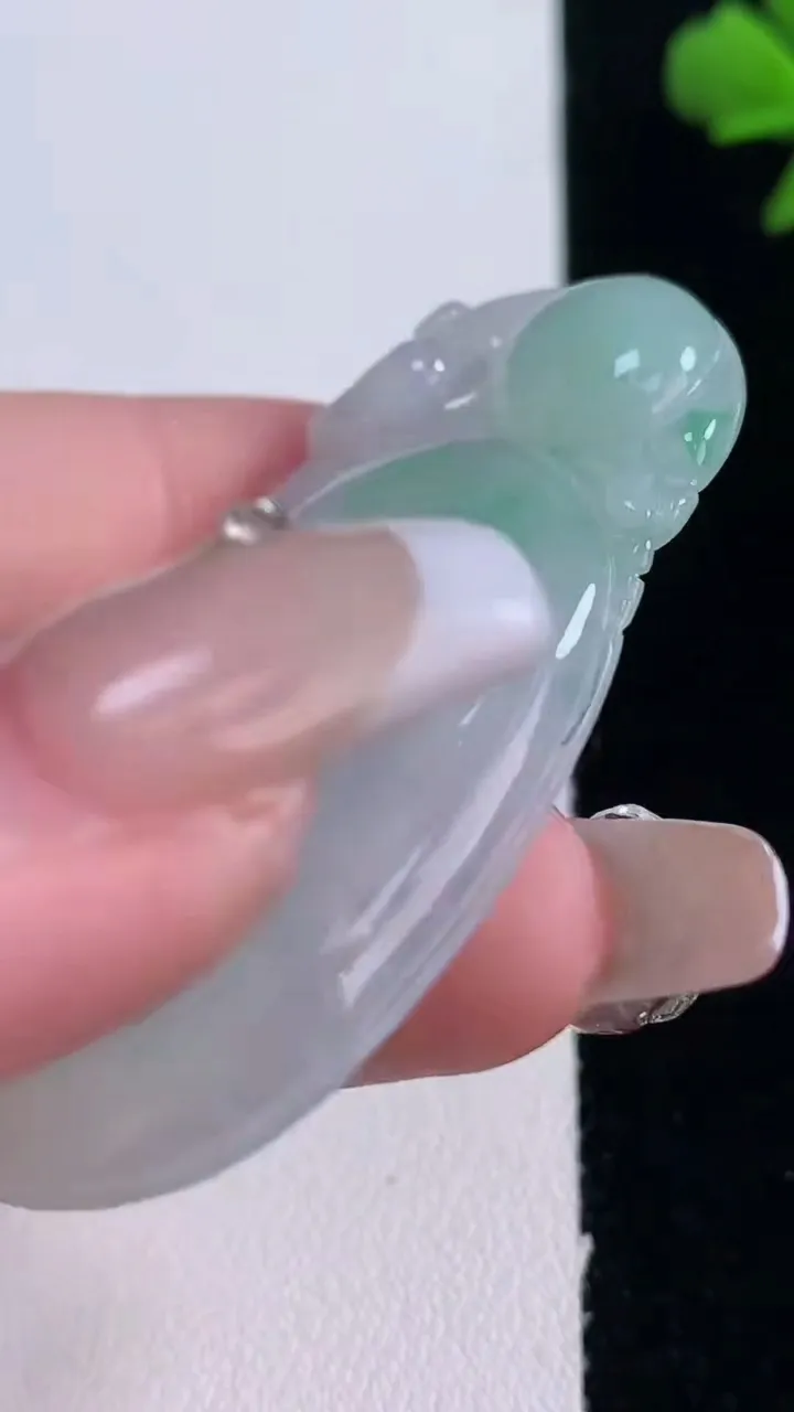 天然A货翡翠如意吊坠，尺寸53.2-30-6，重量:17.87g
12月30日