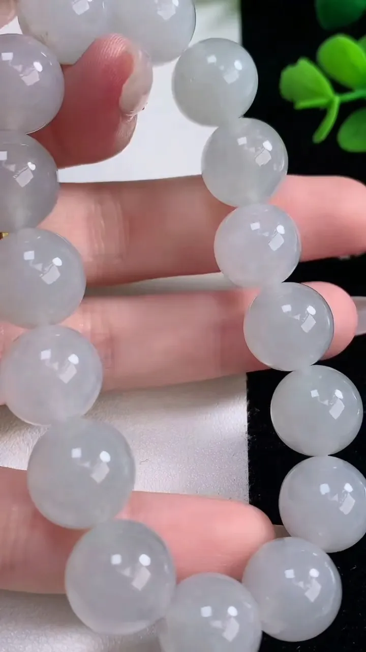 天然A货翡翠圆珠手串，尺寸13.2-16颗，重量:62.88g12月30日
工厂直销收藏佳品,种好水足，色泽均匀，有种有色，上手高大气！