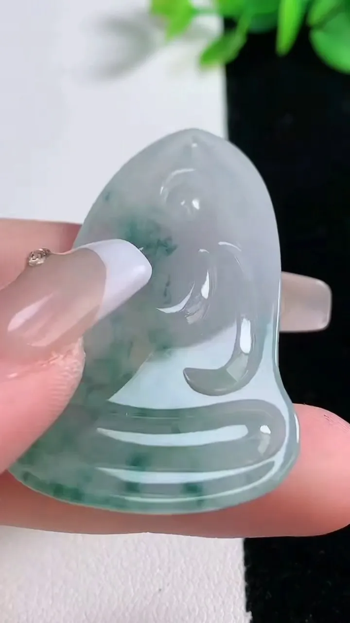 天然A货翡翠冰种飘花素衣观音菩萨吊坠，尺寸48.4-30.6-5.2，重量:13.55g
12月30日