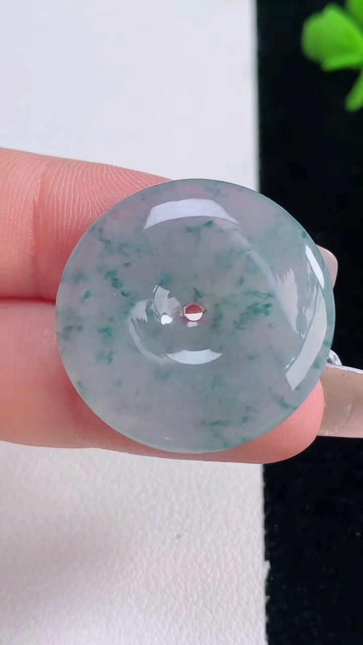 天然A货翡翠冰种飘花平安扣吊坠，尺寸26.6-4.7，重量:7.11g
12月30日