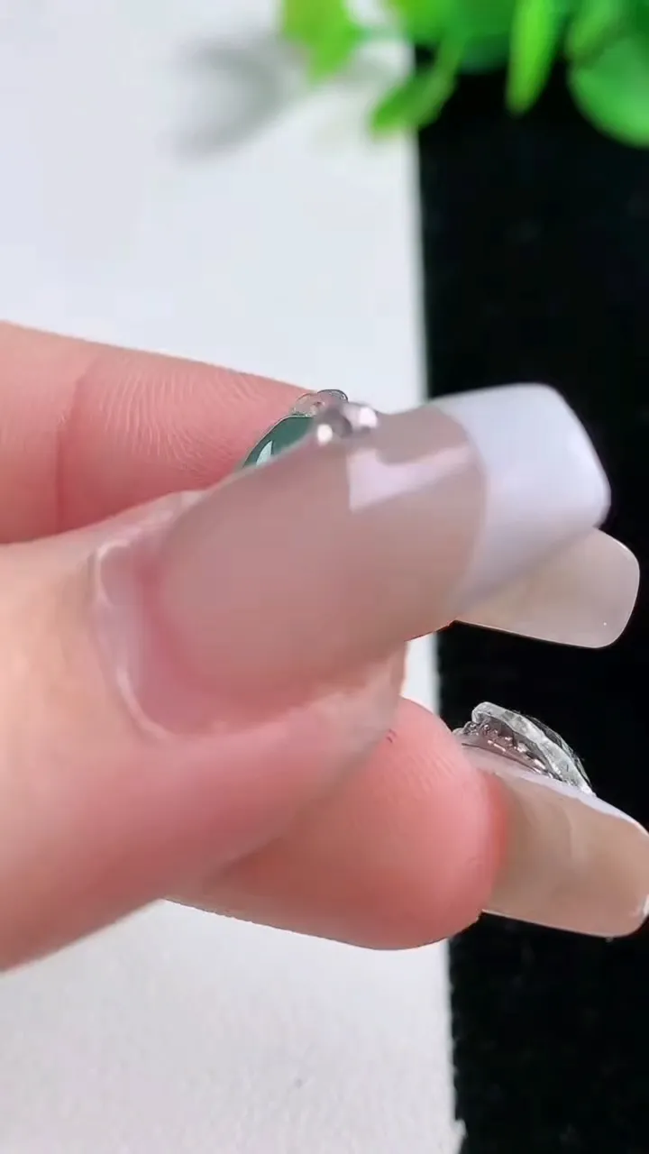 天然A货翡翠冰种飘花福瓜镶嵌件，尺寸23.3-9.5-5.4，重量:1.97g
12月30日