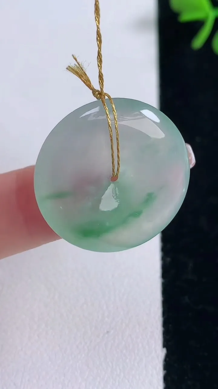 天然A货翡翠冰种飘花平安扣吊坠，尺寸24.3-5.2，重量:6.98g
12月30日