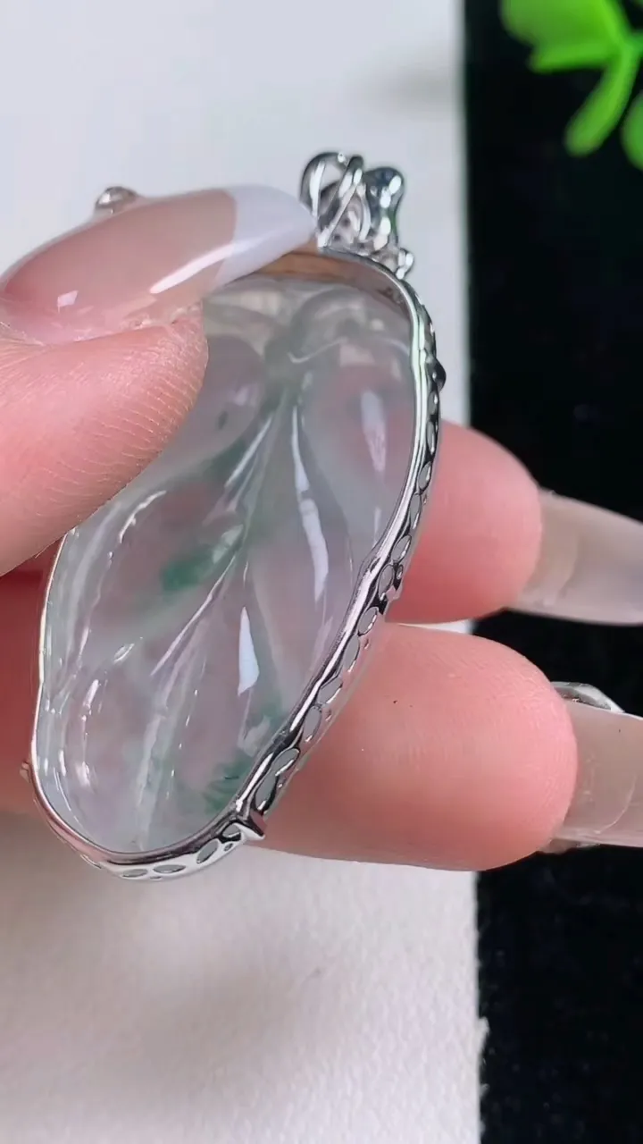 天然A货翡翠种飘花金枝玉叶 叶子吊坠，尺寸46.5-36-21.3-7.2，重量:9.34g
12月30日