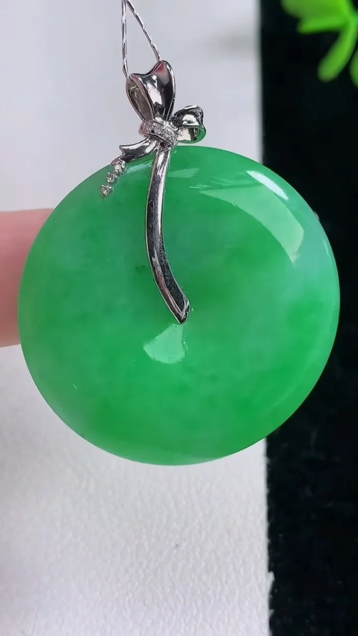 天然A货翡翠平安扣吊坠，尺寸31.7-5.9，重量:13.12g
12月30日