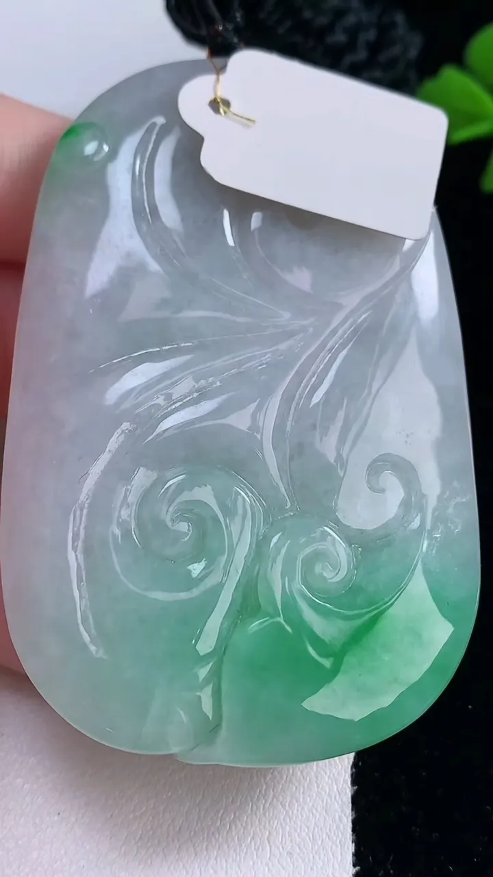 天然A货翡翠麒麟吊坠，尺寸66.4-43.2-10.8，重量:71.87g
12月30日