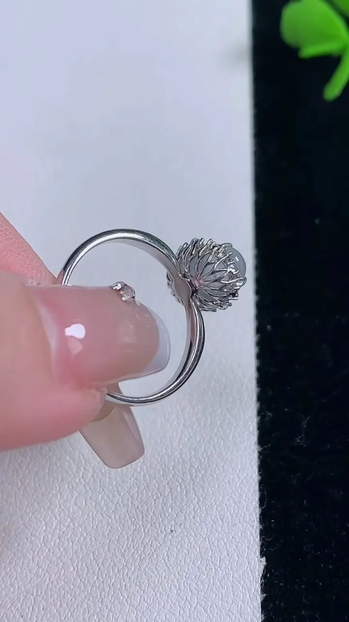 天然A货翡翠种白冰蛋面戒指，尺寸17.6-8.7-6.2-8.8，重量:2.40g2025年12月30日
工厂直销收藏佳品,种好水足，色泽均匀，有种有色，上手高大气！