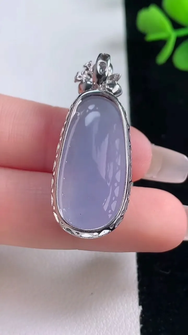 天然A货翡翠18K金紫罗兰福豆吊坠，尺寸37-15-8.3，裸石27.5-12.9重量:6.19g
12月30日