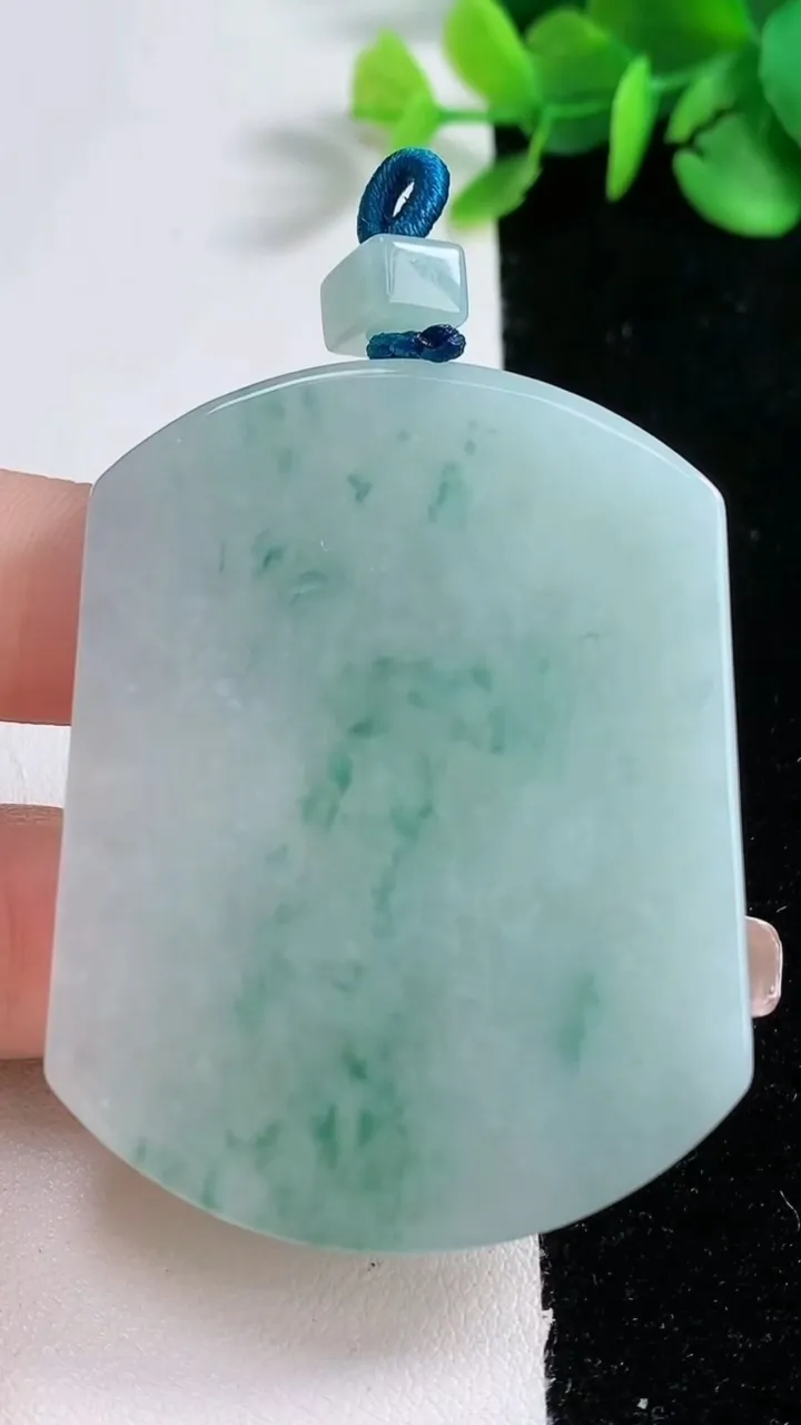 天然A货翡翠飘花无事牌吊坠，尺寸53.6-42-5，重量:35.05g
12月30日