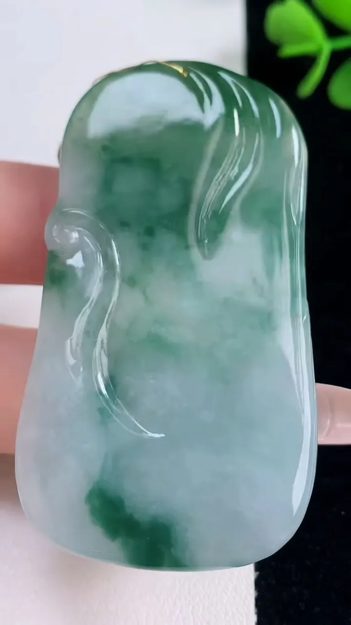 天然A货翡翠飘花龙牌吊坠，尺寸59-33.3-6.8，重量:29.45g
12月30日