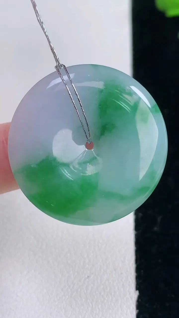 天然A货翡翠平安扣吊坠，尺寸29-5.4，重量:10.95g
12月30日