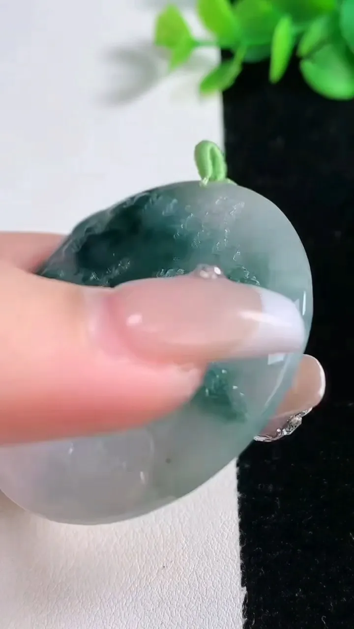 天然A货翡翠牌吊坠，尺寸49.5-4.7，重量:26.38g
12月30日