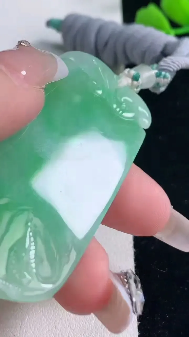 天然A货翡翠梅花鹿吊坠，尺寸59-34.3-7.2，重量:35.37g
12月30日