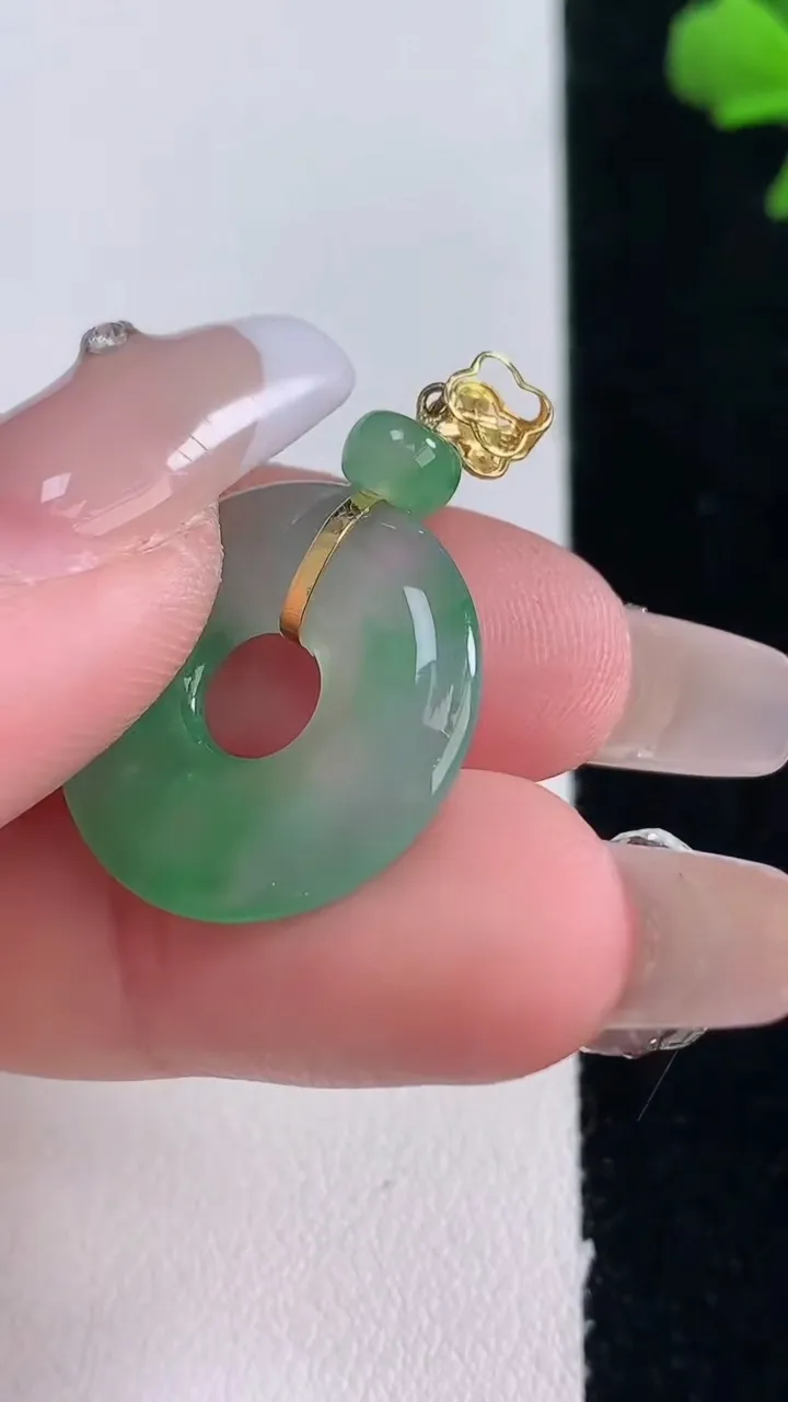 天然A货翡翠平安环吊坠，尺寸20.7-3.8，重量:4.15g
12月30日