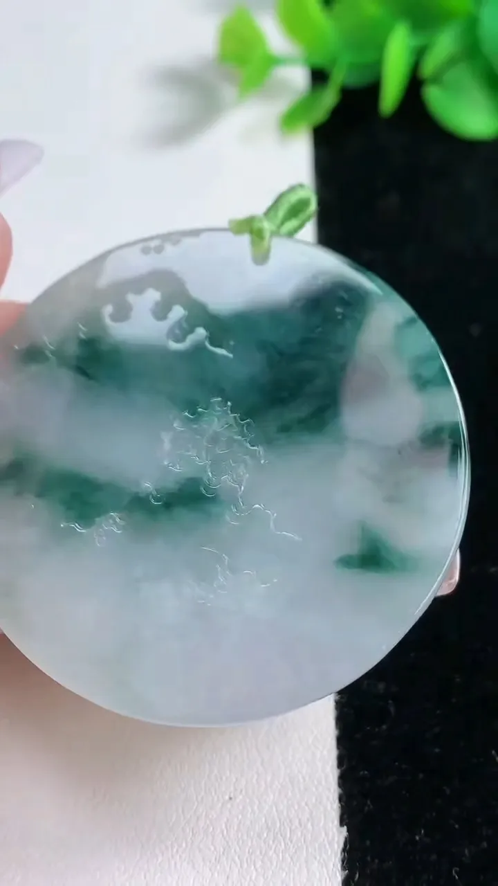 天然A货翡翠牌吊坠，尺寸49.5-4.7，重量:26.38g
12月30日