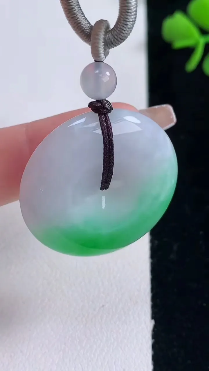 天然A货翡翠平安扣吊坠，尺寸30.2-6.4，重量:15.88g
12月30日