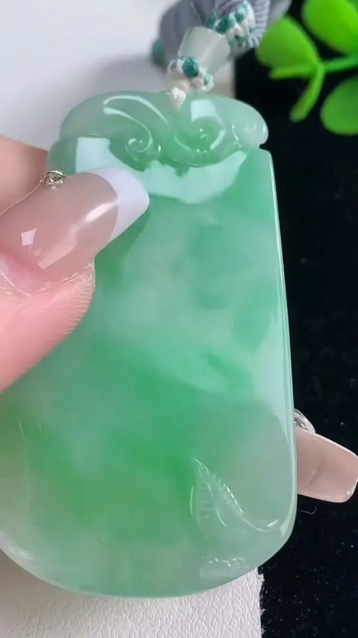 天然A货翡翠梅花鹿吊坠，尺寸59-34.3-7.2，重量:35.37g
12月30日