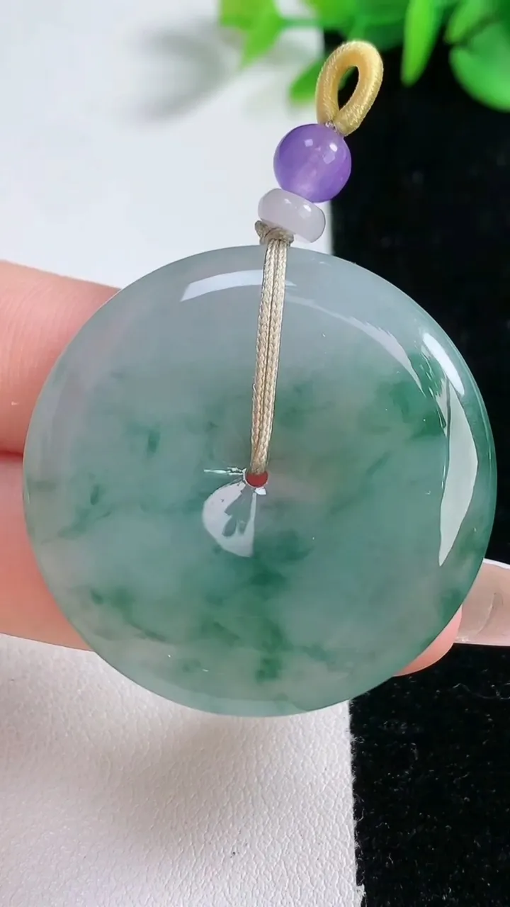 天然A货翡翠冰种飘花平安扣吊坠，尺寸37.3-5，重量:16.46g
12月30日