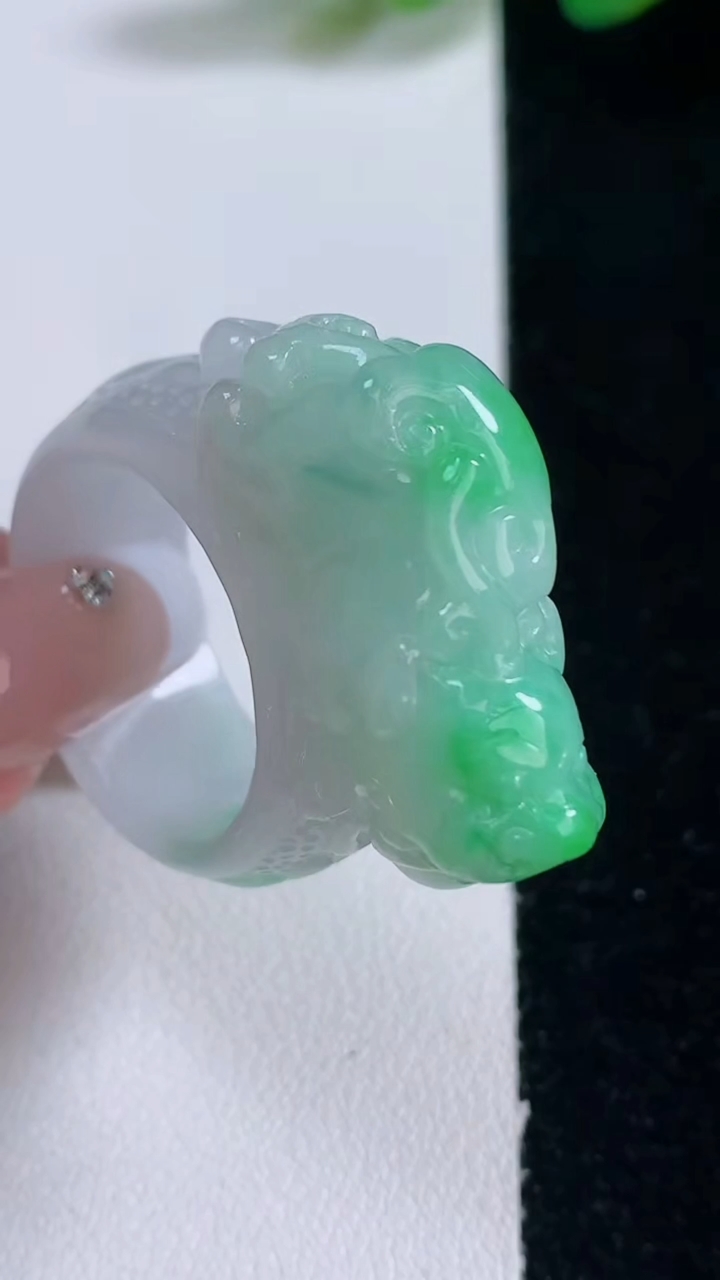 天然A货翡翠貔貅指环扳指，尺寸22.3-31.2-12.7-13.5，重量:21.42g2025年12月30日
工厂直销收藏佳品,种好水足，色泽均匀，有种有色，上手高大气！