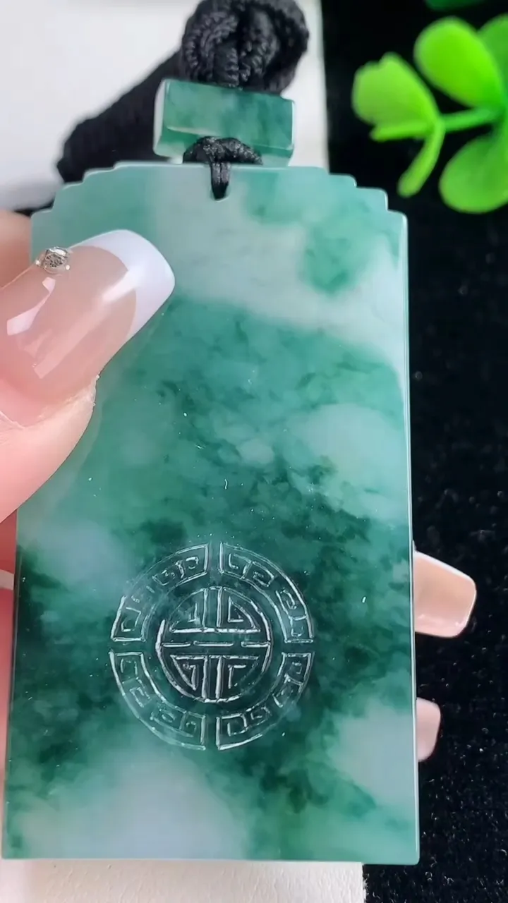 天然A货翡翠种飘花仿古无事牌吊坠，尺寸61.2-33.8-6.4，重量:47.98g
12月30日