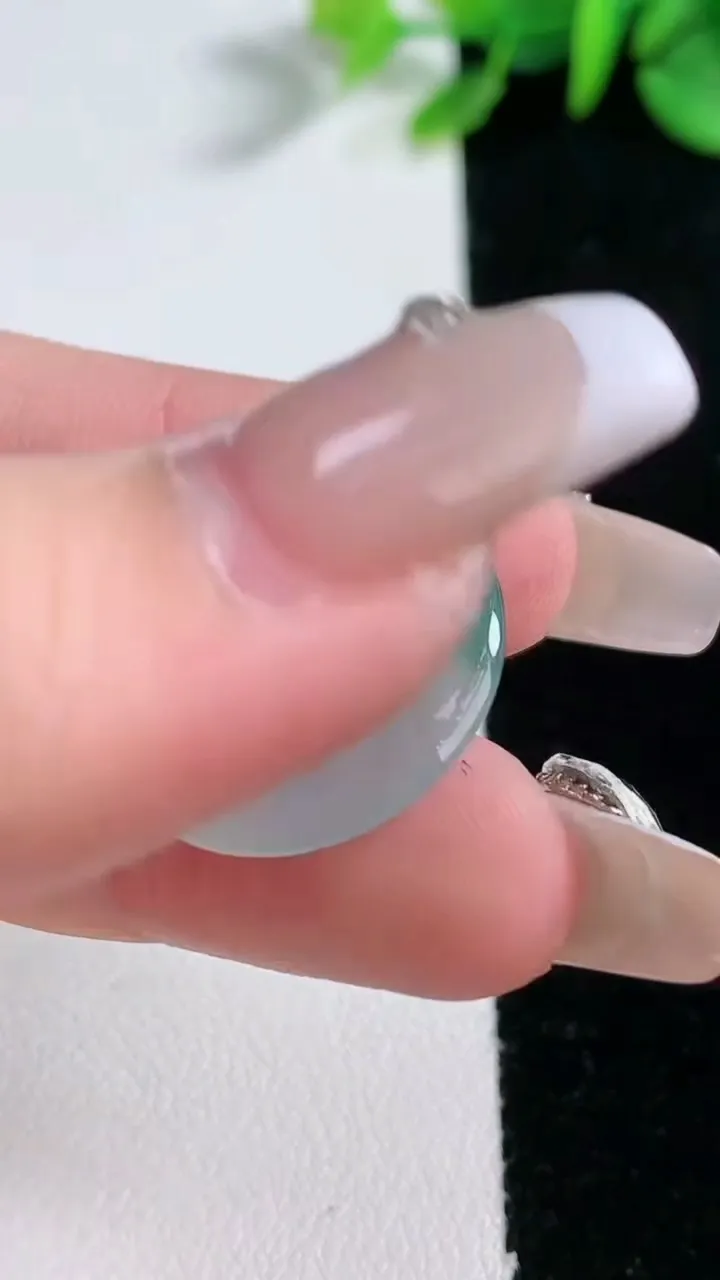 天然A货翡翠种飘花平安扣吊坠，尺寸21-3.7，重量:3.69g
12月30日