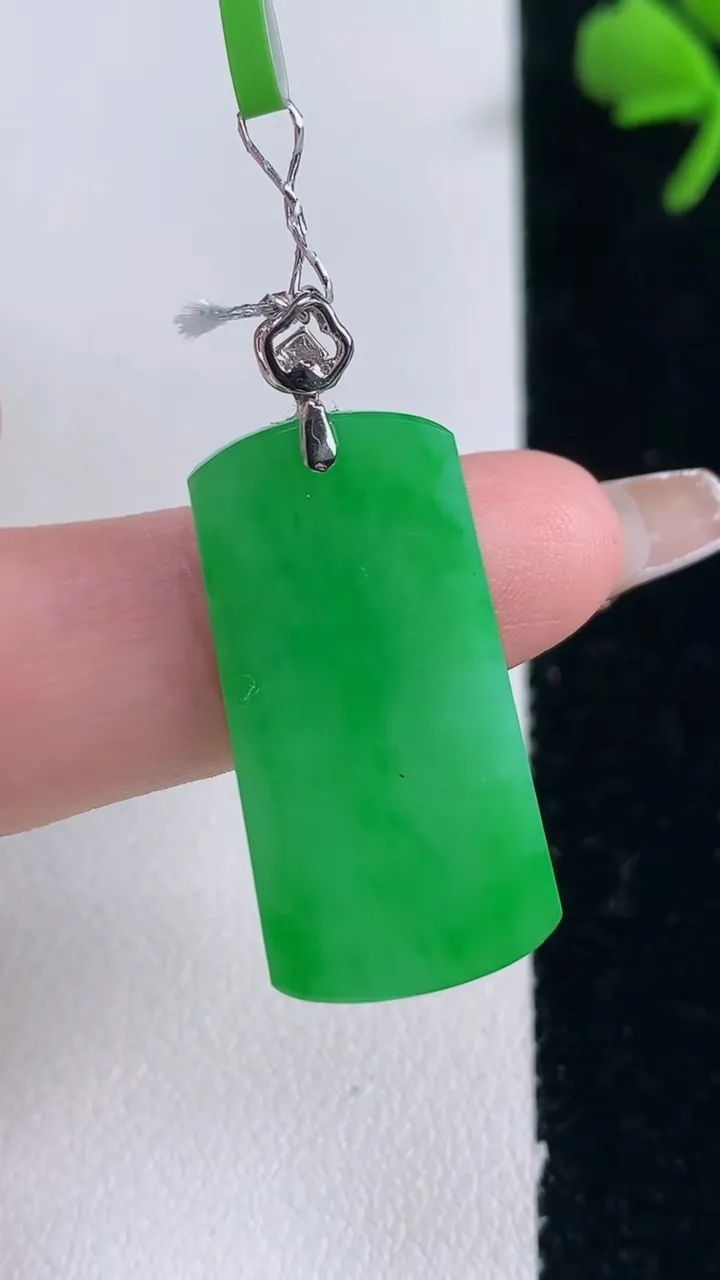 天然A货翡翠无事牌吊坠，尺寸27.4-13.7-3，重量:4.08g
12月30日