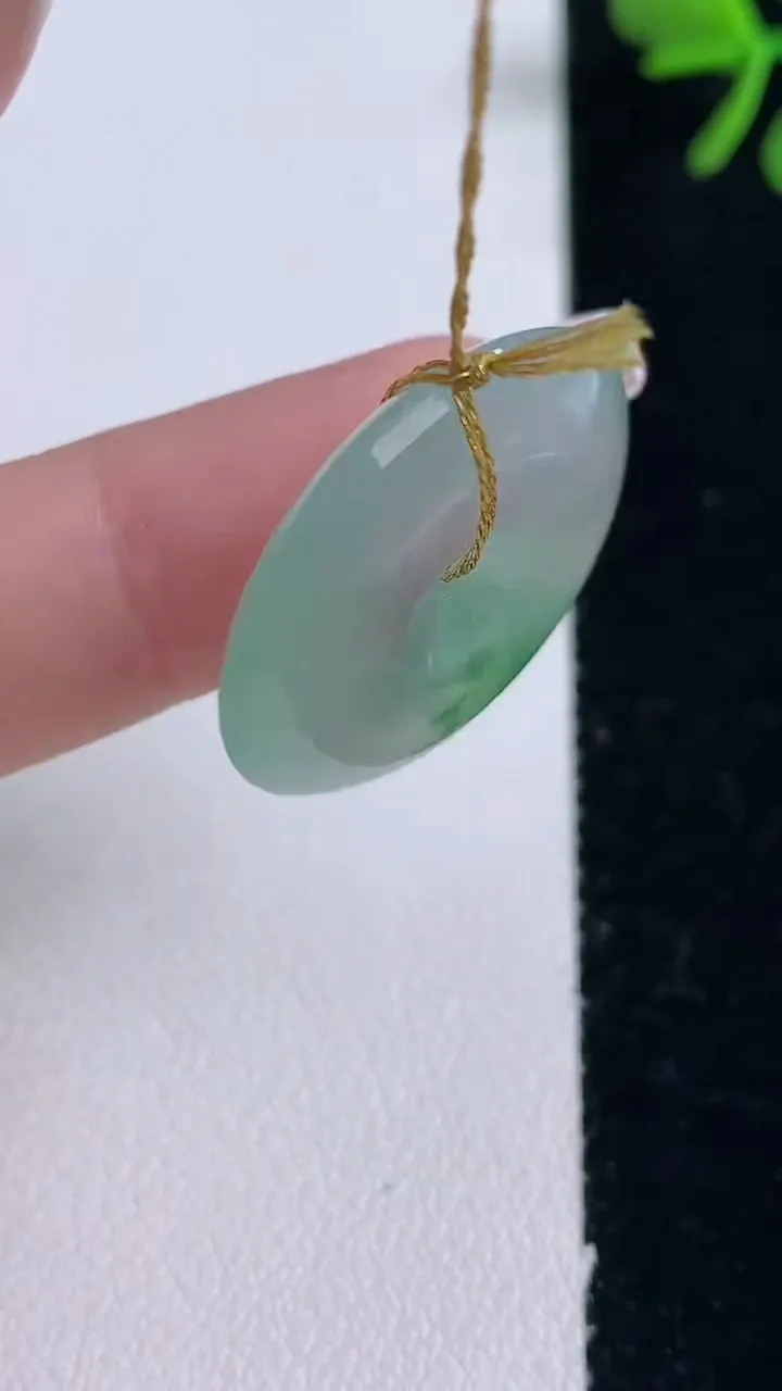 天然A货翡翠冰种飘花平安扣吊坠，尺寸24.3-5.2，重量:6.98g
12月30日