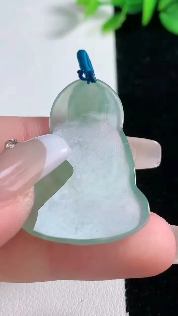 天然A货翡翠素衣观音菩萨吊坠，尺寸39-25.5-4，重量:7.14g
12月30日