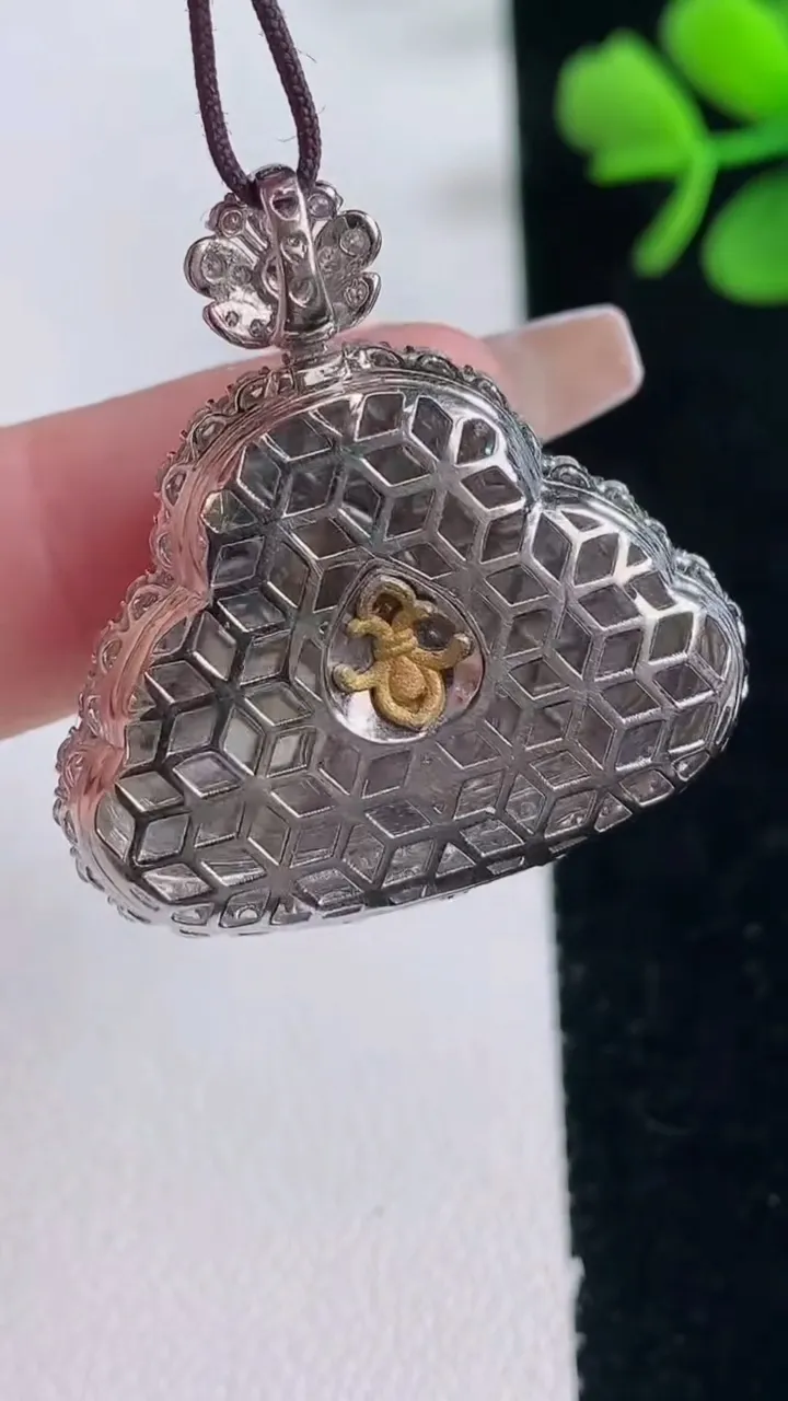 天然A货翡翠佛公吊坠，尺寸32.5-30.5-9.3，裸石20.1-27.3重量:7.78g
12月30日