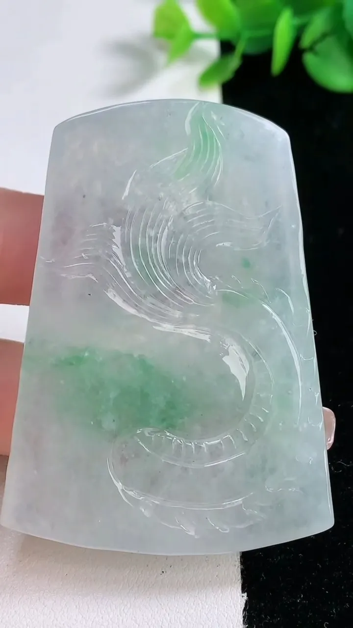 天然A货翡翠龙牌吊坠，尺寸60.2-42.3-5.7，重量:33.38g
12月30日