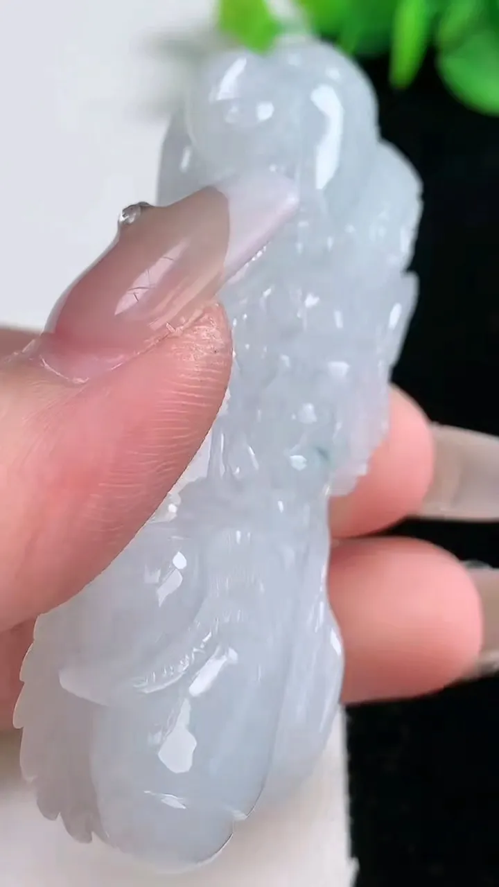 天然A货翡翠飘花龙牌吊坠，尺寸66-25.4-13.7，重量:40.18g
12月30日