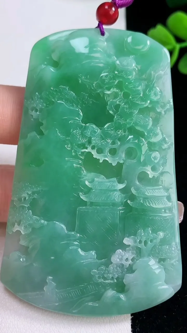 天然A货翡翠山水牌吊坠，尺寸74.5-47-6.7，重量:51.56g
12月30日