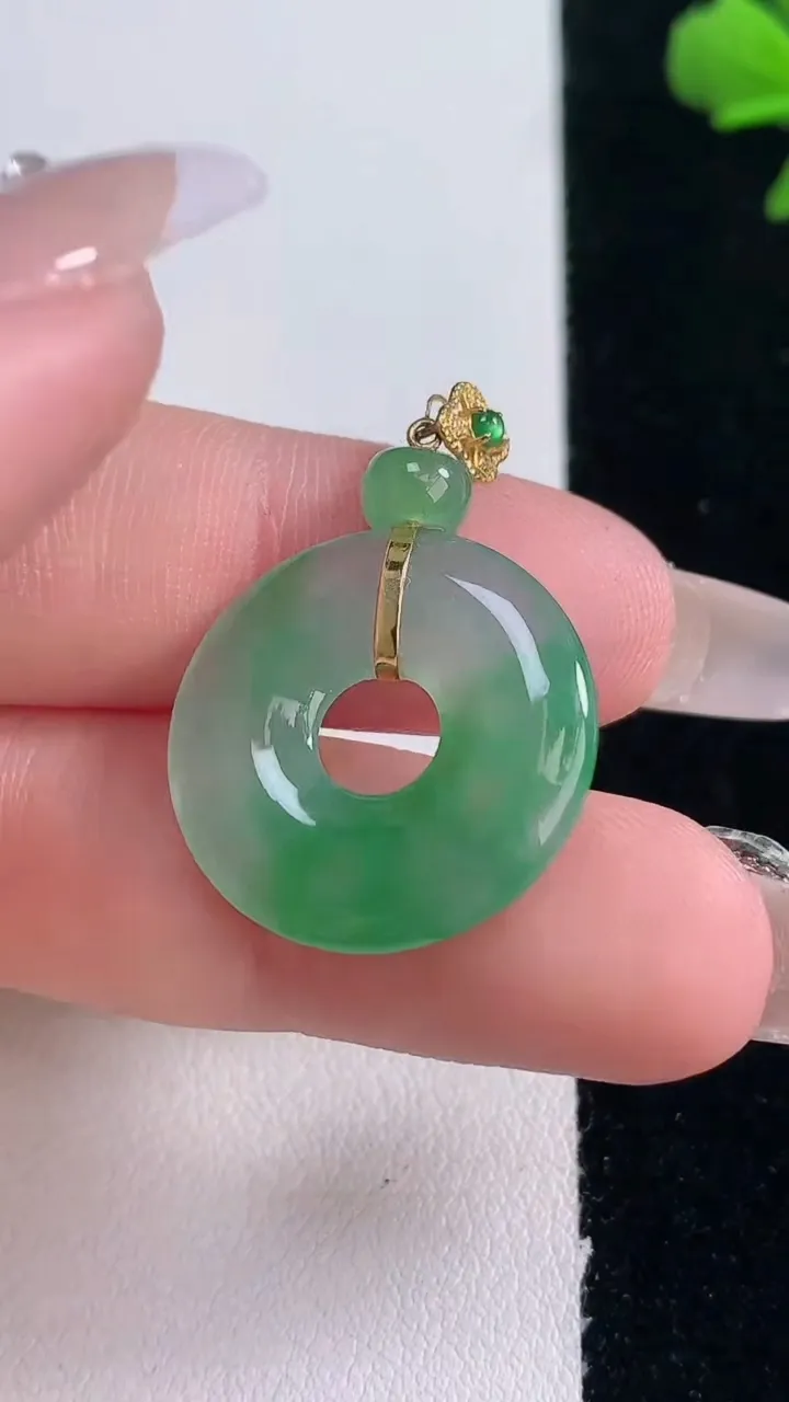 天然A货翡翠平安环吊坠，尺寸20.7-3.8，重量:4.15g
12月30日