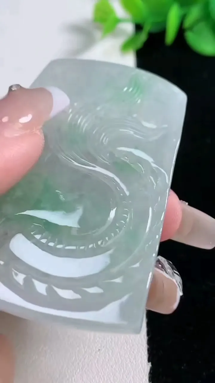 天然A货翡翠龙牌吊坠，尺寸60.2-42.3-5.7，重量:33.38g
12月30日