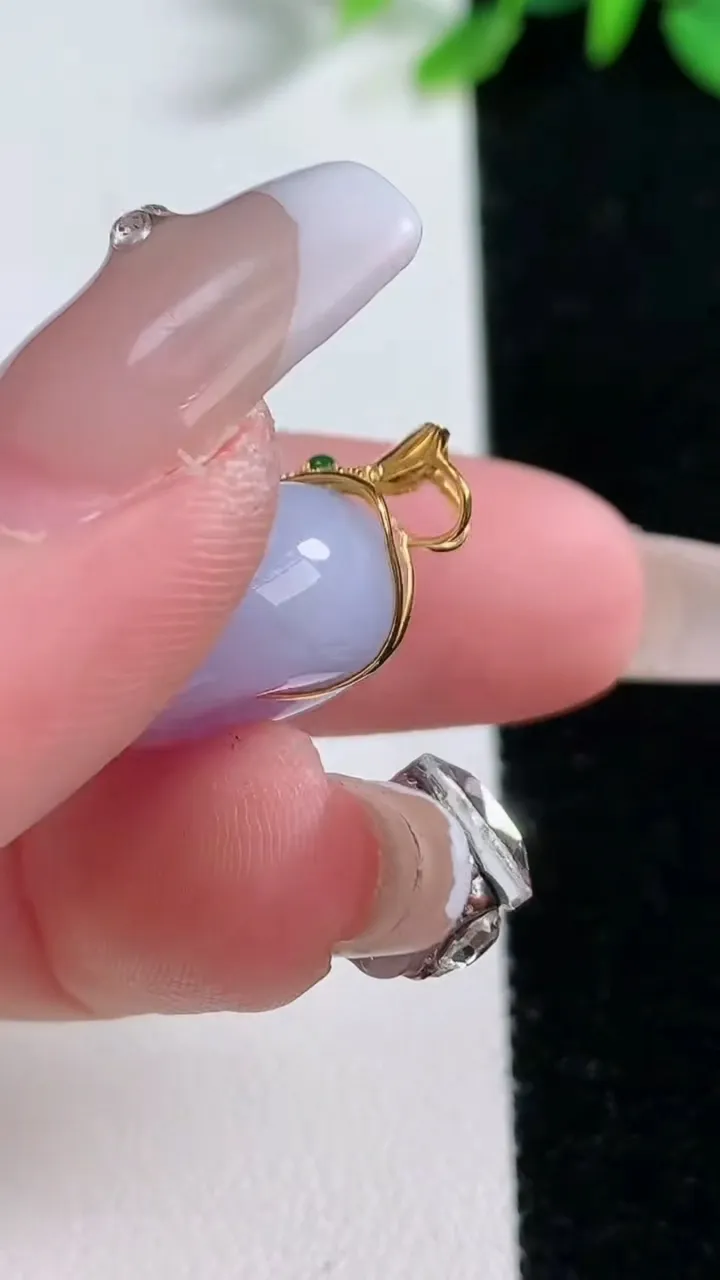 天然A货翡翠18K金紫罗兰路路通吊坠，尺寸17-9.3，重量:6.33g
12月30日