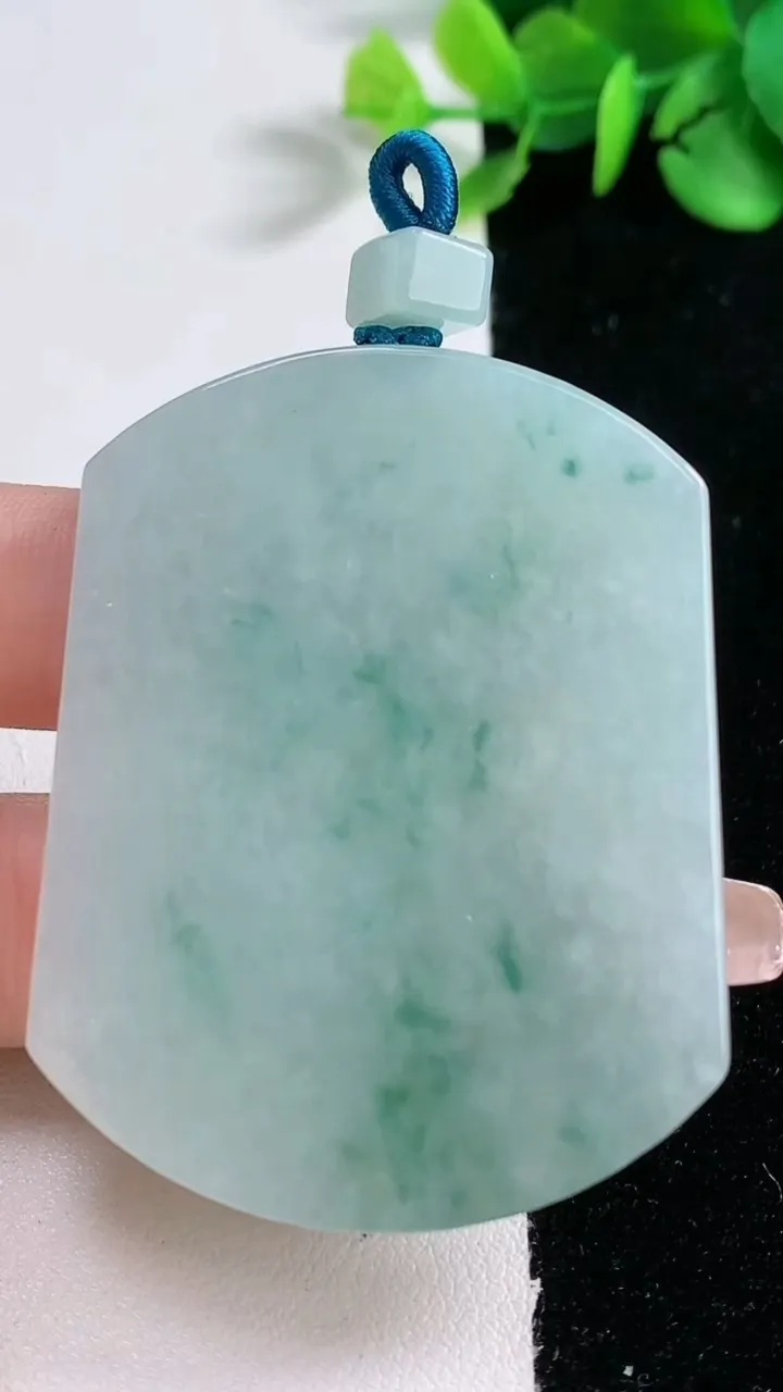 天然A货翡翠飘花无事牌吊坠，尺寸53.6-42-5，重量:35.05g
12月30日