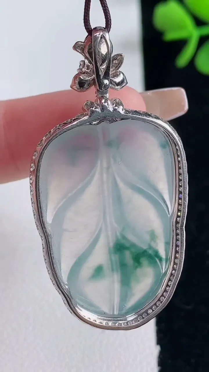 天然A货翡翠种飘花金枝玉叶 叶子吊坠，尺寸45.8-24-7.3，裸石31-21.4重量:8.72g
12月30日