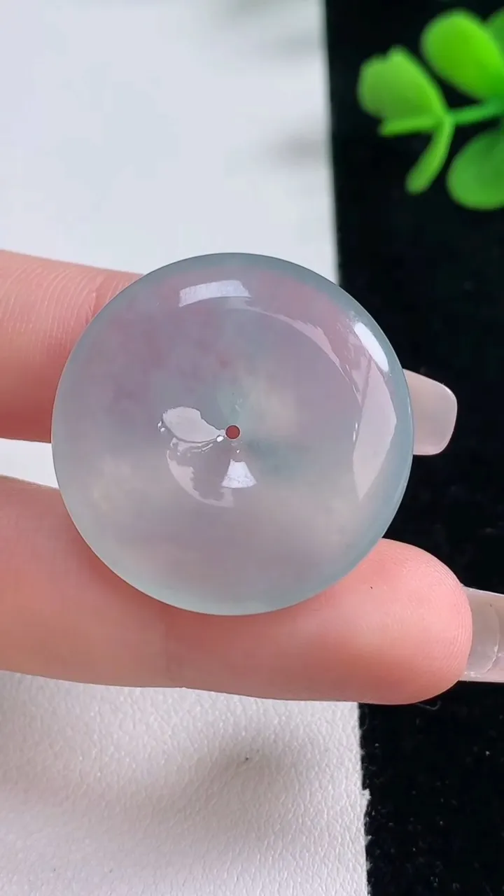 天然A货翡翠平安扣吊坠，尺寸28.5-5.7，重量:9.35g
12月30日