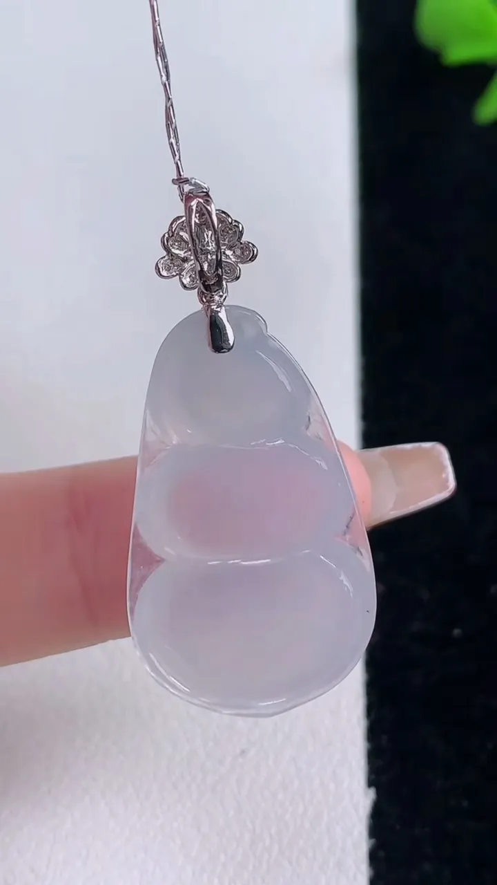 天然A货翡翠种白冰福豆吊坠，尺寸27-16.7-5.6，重量:4.49g
12月30日