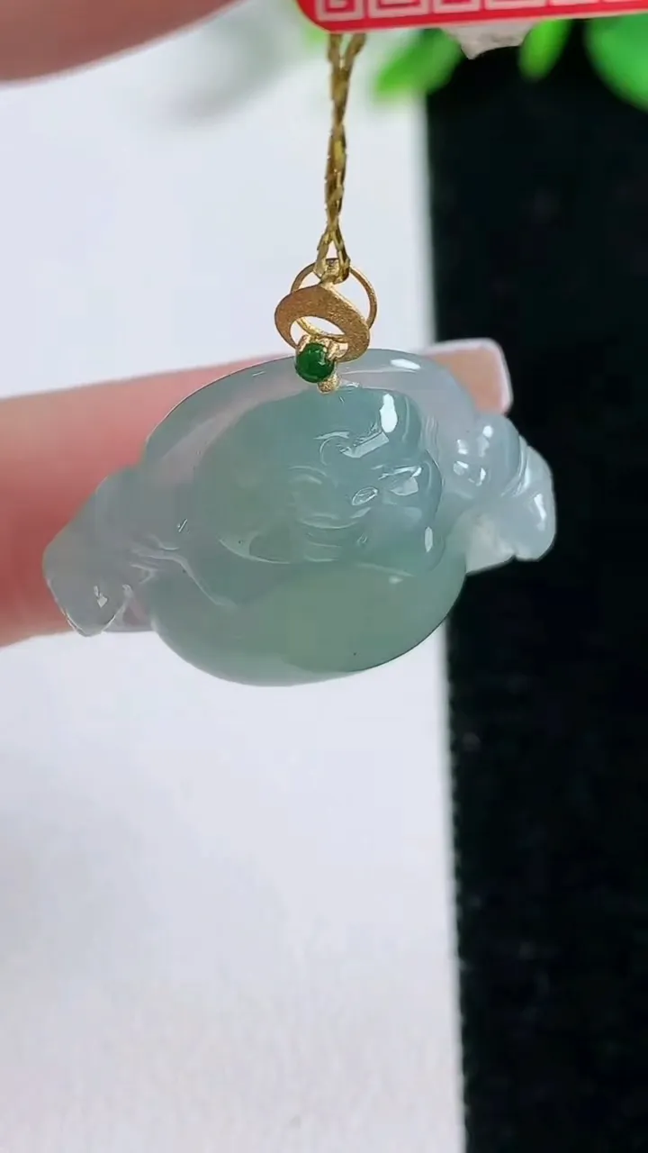 天然A货翡翠佛公吊坠，尺寸22.3-26.8-4.3，重量:6.04g
12月30日