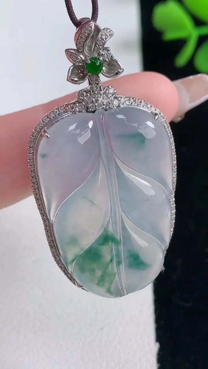 天然A货翡翠种飘花金枝玉叶 叶子吊坠，尺寸45.8-24-7.3，裸石31-21.4重量:8.72g